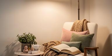 Lámpara decorativa de pie en rincón de lectura con sillón y manta tejida en hogar bonaerense